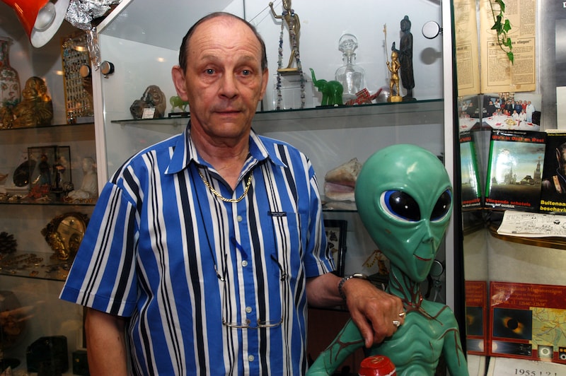 Ufoloog Marin Vandercruyssen in 2004. Op 21 juli 1955 zag hij tien minuten lang vijf zilveren schijven vliegen.