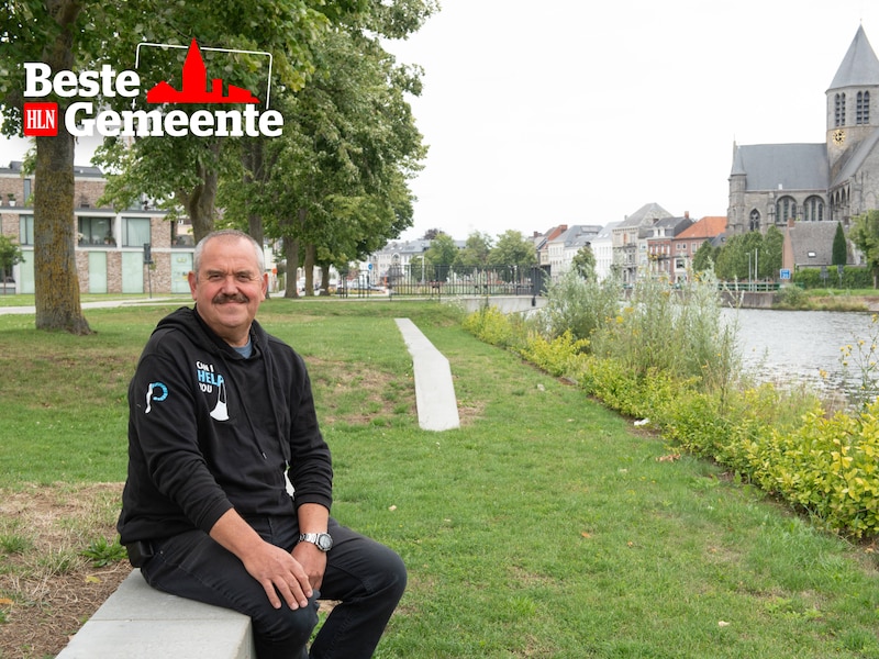 Stephan Coesens op de vernieuwde oever van de Schelde in Oudenaarde.