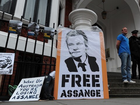 Steunbetoging voor Julian Assange aan de Ecuadoriaanse ambassade in Londen.