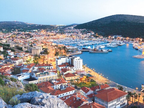 In de haven van Çesme liggen vaak grote jachten voor anker. Het bezorgde het stadje de bijnaam 'Saint-Tropez van Turkije'