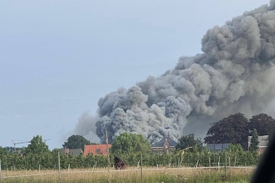 Zware brand in varkensstal in Glabbeek: rookpluim van ver te