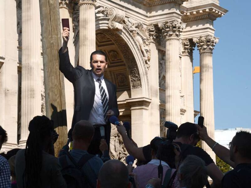 De enige manifestant in Marseille Omar Djelli.