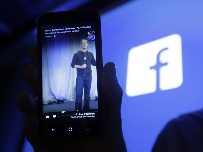 Facebook-baas Mark Zuckerberg licht de cijfers toe.