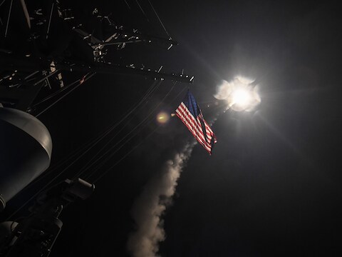 Een Tomahawk-raket wordt afgevuurd vanop het Amerikaanse oorlogsschip USS Porter in de Middellandse Zee. In totaal werden er 59 raketten afgeschoten op de Syrische luchtmachtbasis van waar de chemische aanval eerder deze week zou zijn ingezet.