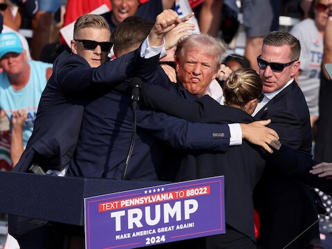 Meteen na de schoten wierpen minstens 6 agenten van de Secret Service – waarbij twee vrouwen – zich als een levend schild om Donald Trump. 