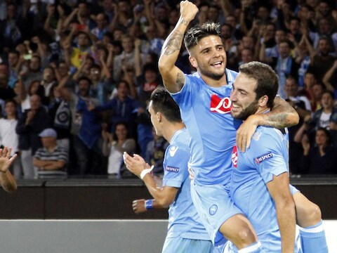 Higuaín (rechts) wordt gefeliciteerd voor zijn opener door Insigne.