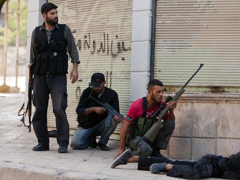 Leden van de Syrische oppositie zetten zich klaar voor een aanval op strijdmachten van president Bashar al-Assad in Aleppo.