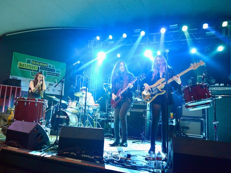 De meidenband Haim oogst momenteel veel succes met het nummer Don't Save Me.