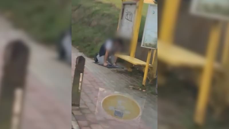 De man is al biddend te zien op een gebedsmatje op het voetpad. 