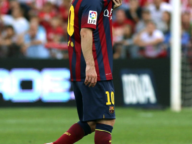 Lionel Messi verlaat het veld met een blessure.