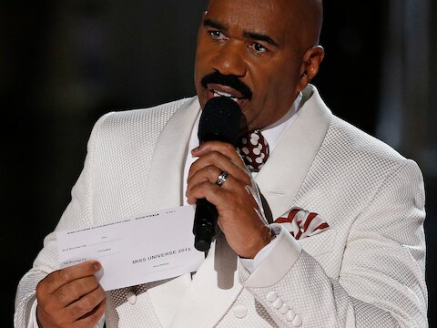 Presentator Steve Harvey met het kaartje waarop de naam van finaliste staat.