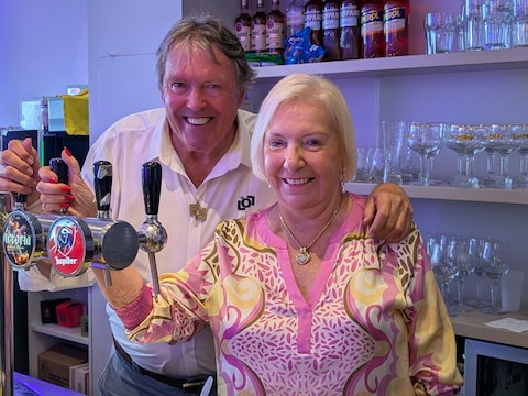 Freddy Thybaert en Norma De Buck aan de toog in Aalst.