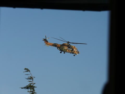 Een Turkse helikopter boven de luchthaven van Istanboel.
