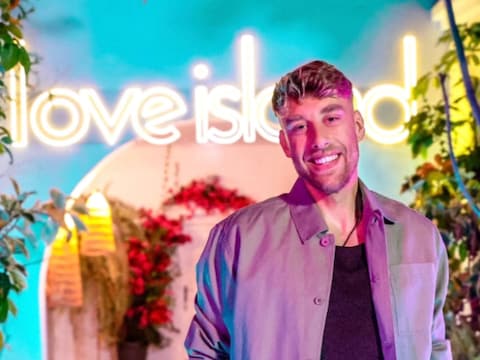 Ward Lemmelijn presenteert 'Love Island'. 