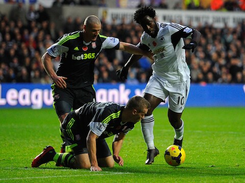 Robert Huth (l) probeert Bony van Swansea af te stoppen.