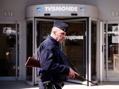 Bewaking voor het hoofdkwartier van TV5Monde in Parijs.