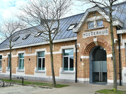 De Kade is te vinden in het voormalig moederhuis in de Gasthuisstraat. 