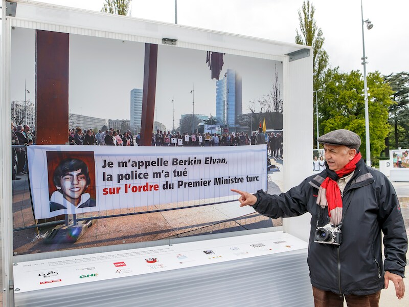 "Mijn naam is Berkin Elvan. De politie heeft me gedood op bevel van de Turkse premier", zo staat onder de foto van fotograaf Demir Sönmez.