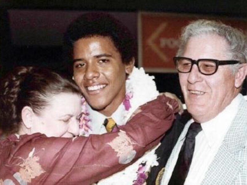 Barack Obama op een archiefbeeld in een innige omhelzing met zijn grootmoeder.