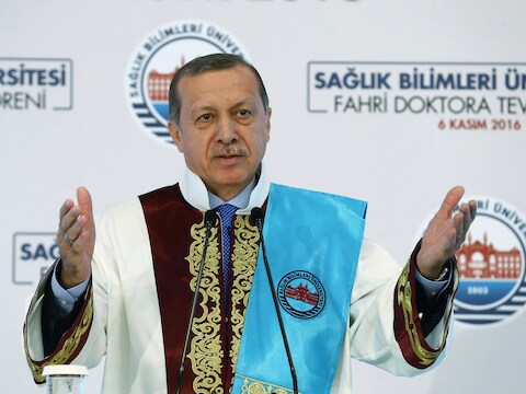 Turks president Recep Tayyip Erdogan deed zijn uitspraken nadat hij een eredoctoraat had ontvangen aan de universiteit van Istanboel.