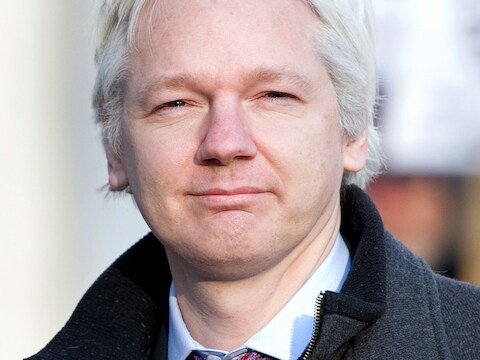 Julian Assange verblijft in de Ecuadoraanse ambassade in Groot-Brittannië.