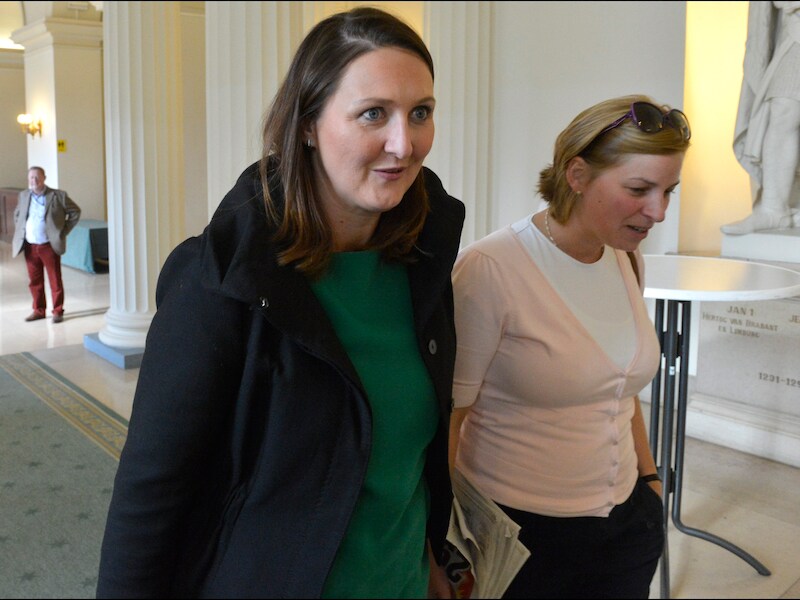 Nele Lijnen (Open Vld), hier naast voorzitster Gwendolyn Rutten, komt met het voorstel op de proppen.