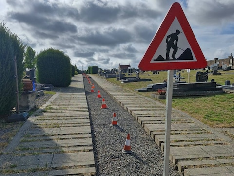 Een bezoek aan de begraafplaats in Hoegaarden verloopt vanaf heden een stuk vlotter en aangenamer. 