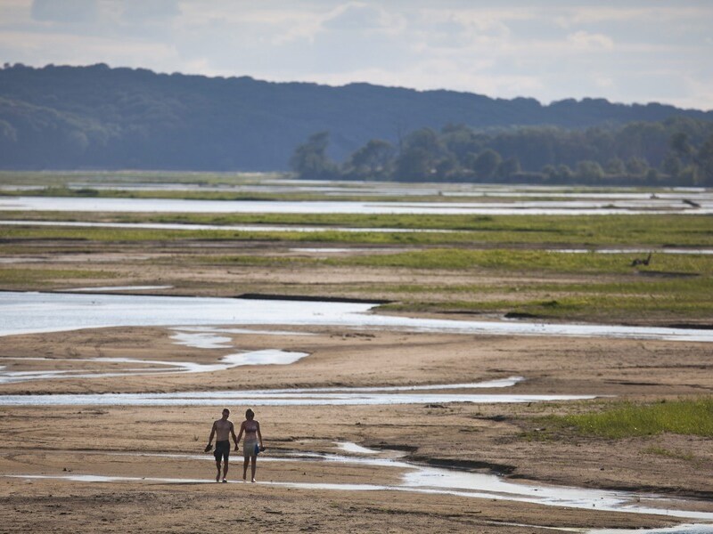 Een koppel wandelt langs de bedding van een uitgedroogde rivier in de Amerikaanse staat Nebraska.