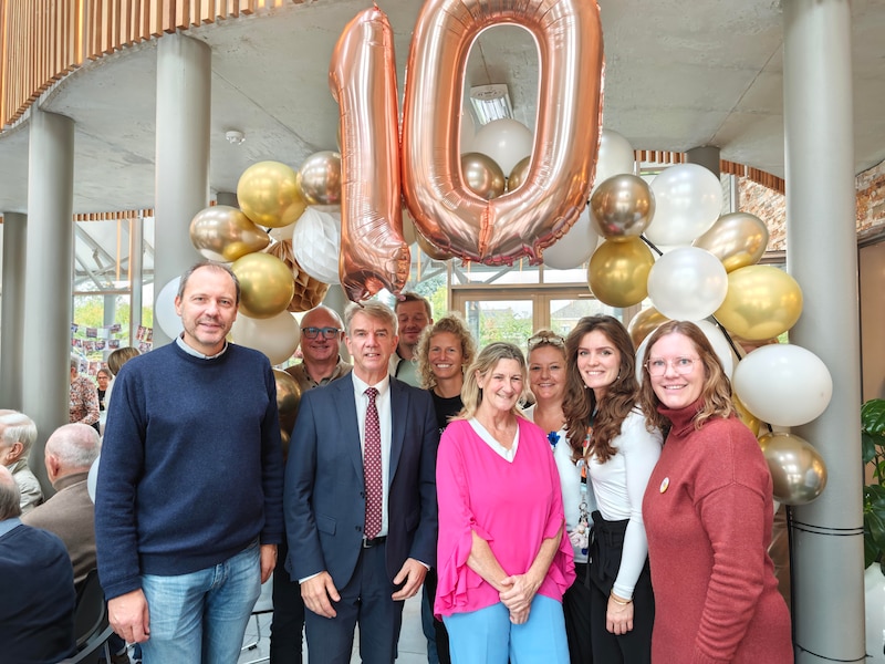 Het Lokaal Dienstencentrum De Stip in Oostkamp viert haar tienjarig bestaan. Op de foto zie je het team van De Stip, burgemeester Jan de Keyser en schepenen Sebastian Vande Ginste en Sam Van de Caveye. 