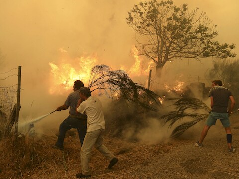 Bewoners van Fornelo do Monte bestrijden een bosbrand.