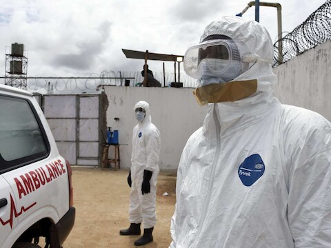 Twee medewerkers van een ziekenhuis in Liberia.