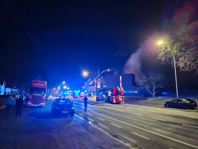 De brandweer is ter plaatse aan fruitwinkel Geuzenhof in Geraardsbergen. Mogelijk is er asbest vrijgekomen.