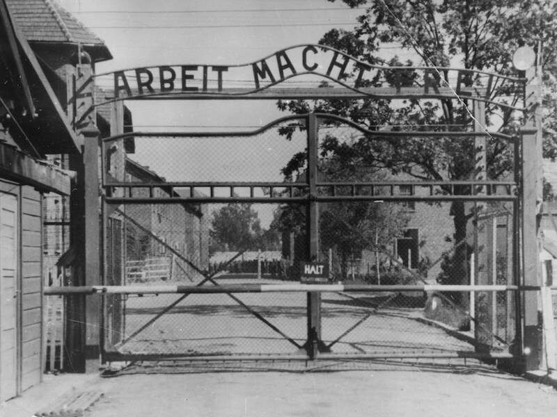 De poort die toegang bood tot concentratiekamp Auschwitz.