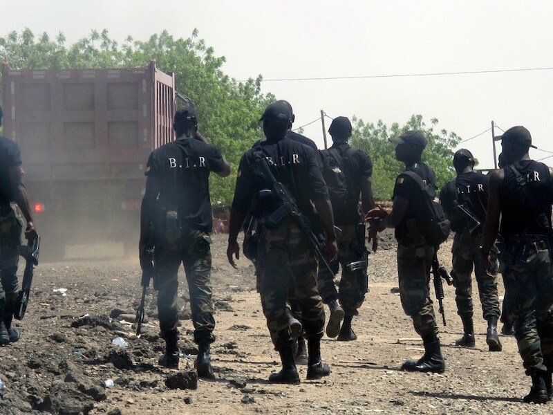 Een interventieteam bekijkt de schade in Borno waar een paar dagen geleden 35 mensen werden vermoord.