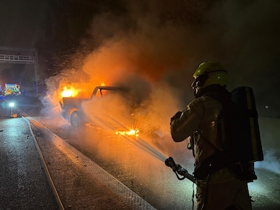 Wagen vliegt in brand na botsing op E40 in Asse: twee inzittenden ontsnappen op het nippertje