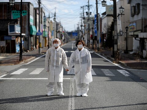 Een koppel in de verlaten straten van Fukushima na de tsunami van 11 maart 2011.