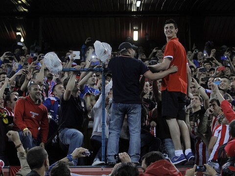 Courtois viert met de fans nadat hij tegen Mallorca in de laatste thuismatch opnieuw de nul hield.