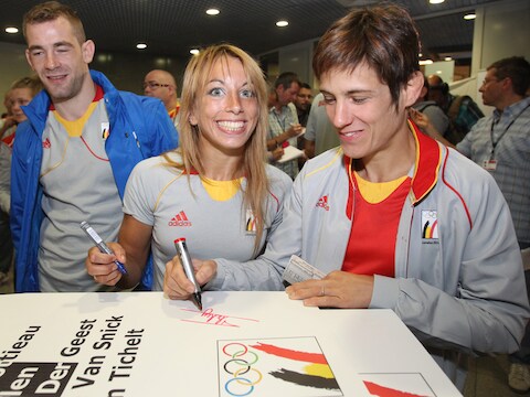 Charline Van Snick (links) met collega-judoka Ilse Heylen.