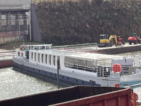 Op het kanaal Brussel-Charleroi ligt een boot dwars ter hoogte van de Suikerlaai in het Vlaams-Brabantse Halle.