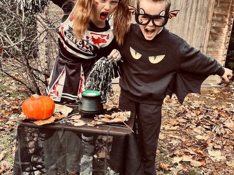 Frances en Cas uit Hever tonen hun griezeligste outfit voor Halloween