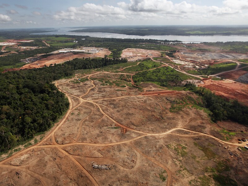 Werken aan de Belo Monte-dam in het Amazonewoud in Brazilië.