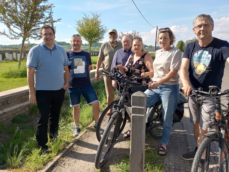 Plan voor fietspad langs Britse begraafplaats raakt na drie jaar rond: “Verkeersremmers zijn een beetje overkill” 