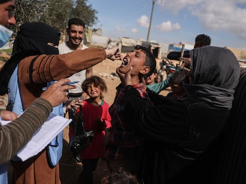 Een kind krijgt het choleravaccin toegediend in Syrië.