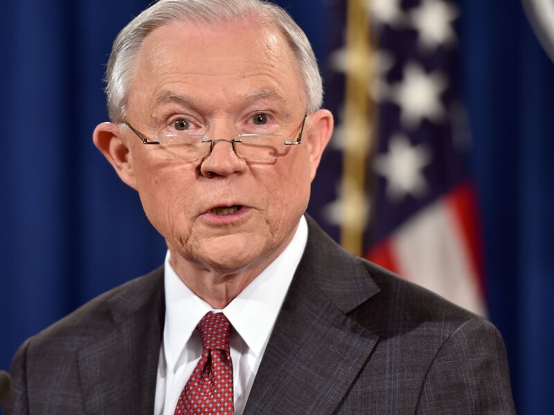 Justitieminister Jeff Sessions zit in nauwe schoentjes door zijn ontmoetingen met de Russische ambassadeur tijdens Trumps kiescampagne.