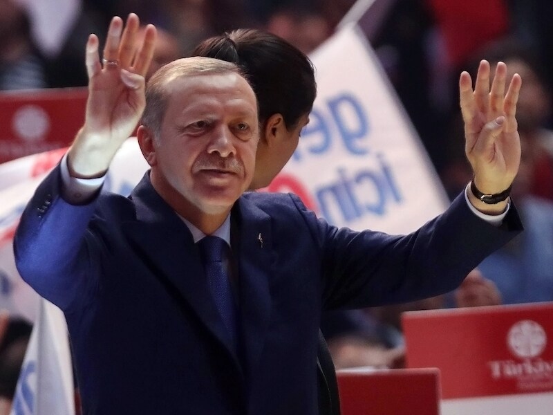 Vandaag heeft de Turkse buitenlandminister Mevlüt Cavusoglu Berlijn ingelicht dat Turkije een dertigtal dergelijke meetings in Duitsland wil organiseren ter ondersteuning van de grondwetswijziging die president Recep Tayyip Erdogan (foto) meer macht moet geven. Dit terwijl campagnevoeren in het buitenland volgens de Turkse wet verboden is.