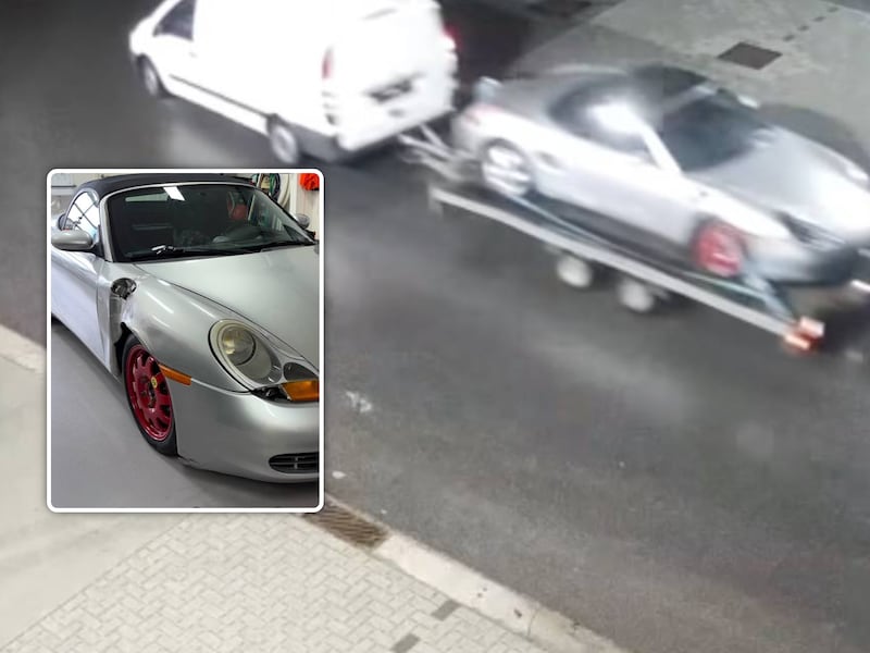 De daders gingen niet bepaald onopvallend te werk: op camerabeelden is te zien hoe ze de Porsche doodleuk op een grote open trailer laden. De Porsche valt op door het rode reservewiel en de schade rechts vooraan (inzet).