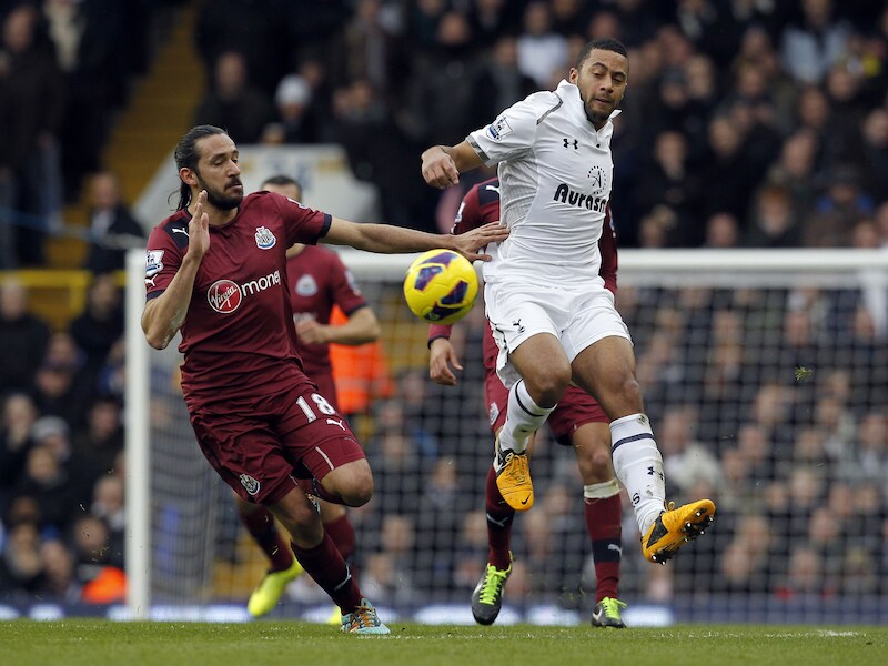 Jonas Gutierrez, hier in duel met Moussa Dembele.