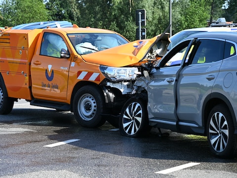 De auto's botsten frontaal op elkaar.