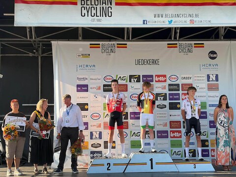 Schepen van Sport Riet Stockmans (tweede van links) blikt met trots terug op het BK Aspiranten in Liedekerke en bedankt de organisatie van de Liedekerkse Pijl en alle vrijwilligers voor hun inzet.