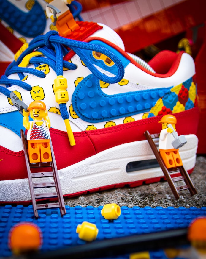 Sneakers gemaakt met LEGO blokjes vallen in de smaak Echte schoenen en je kan er ook echt mee spelen Aalst hln.be